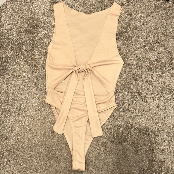 PRETTYLITTLETHING - Tan Bow Open Back Thong Bodysuit - Picture 4 of 6